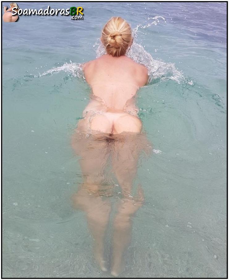 Fotos-da-esposa-loira-gostosa-pelada-na-praia-8 