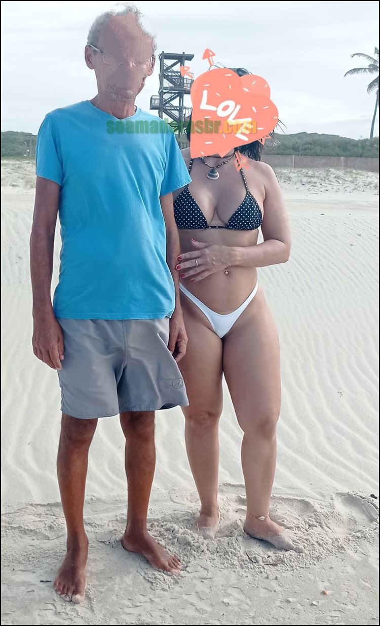 Esposa-mostrando-os-peitos-na-praia-1 