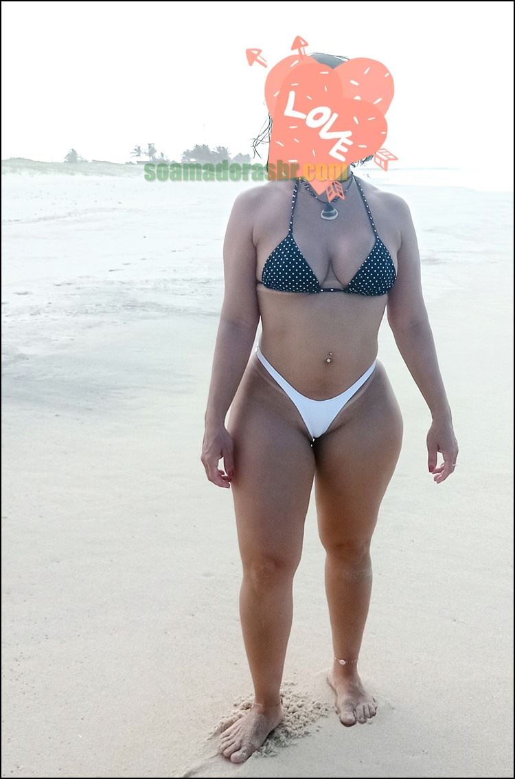Esposa-mostrando-os-peitos-na-praia-3 