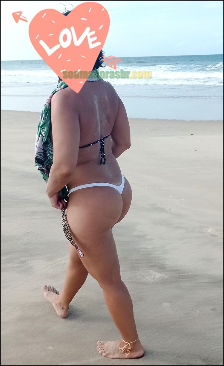 Esposa-mostrando-os-peitos-na-praia-7 